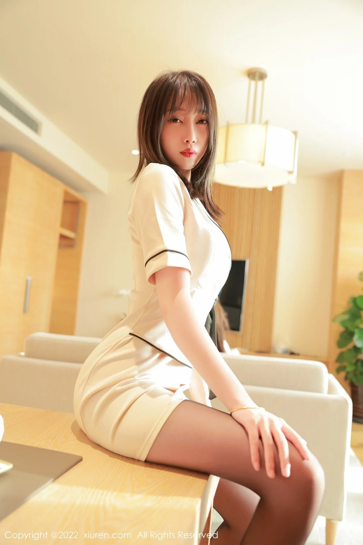 [[XiuRen秀人网]秀人网]No.5534_模特玥儿玥er香格里拉旅拍角色扮演黄色制服配开档黑丝诱惑写真60P