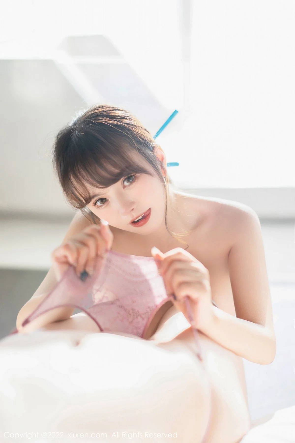 [[XiuRen秀人网]秀人网]No.5462_模特张思允Nice＆是小逗逗都市丽人装扮私房半脱撩人诱惑写真80P