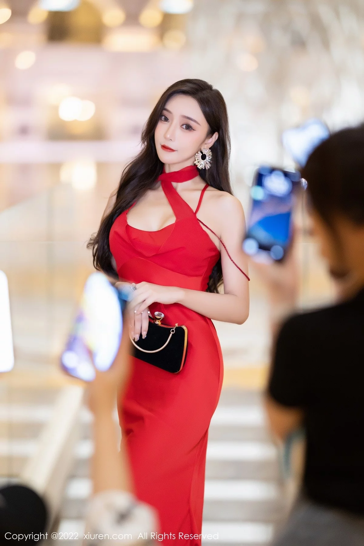 [[XiuRen秀人网]秀人网]No.5470_女神王馨瑶yanni脱性感红色礼裙露金色条纹内衣完美诱惑写真78P