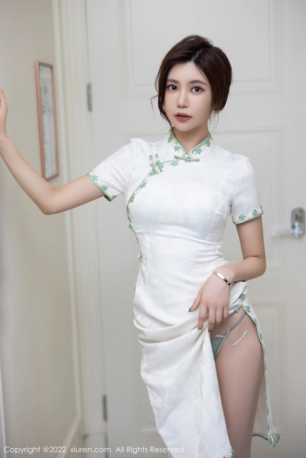 [[XiuRen秀人网]秀人网]No.5468_女神绮里嘉海南心愿旅拍户外性感白色旗袍配原色丝袜诱惑写真92P
