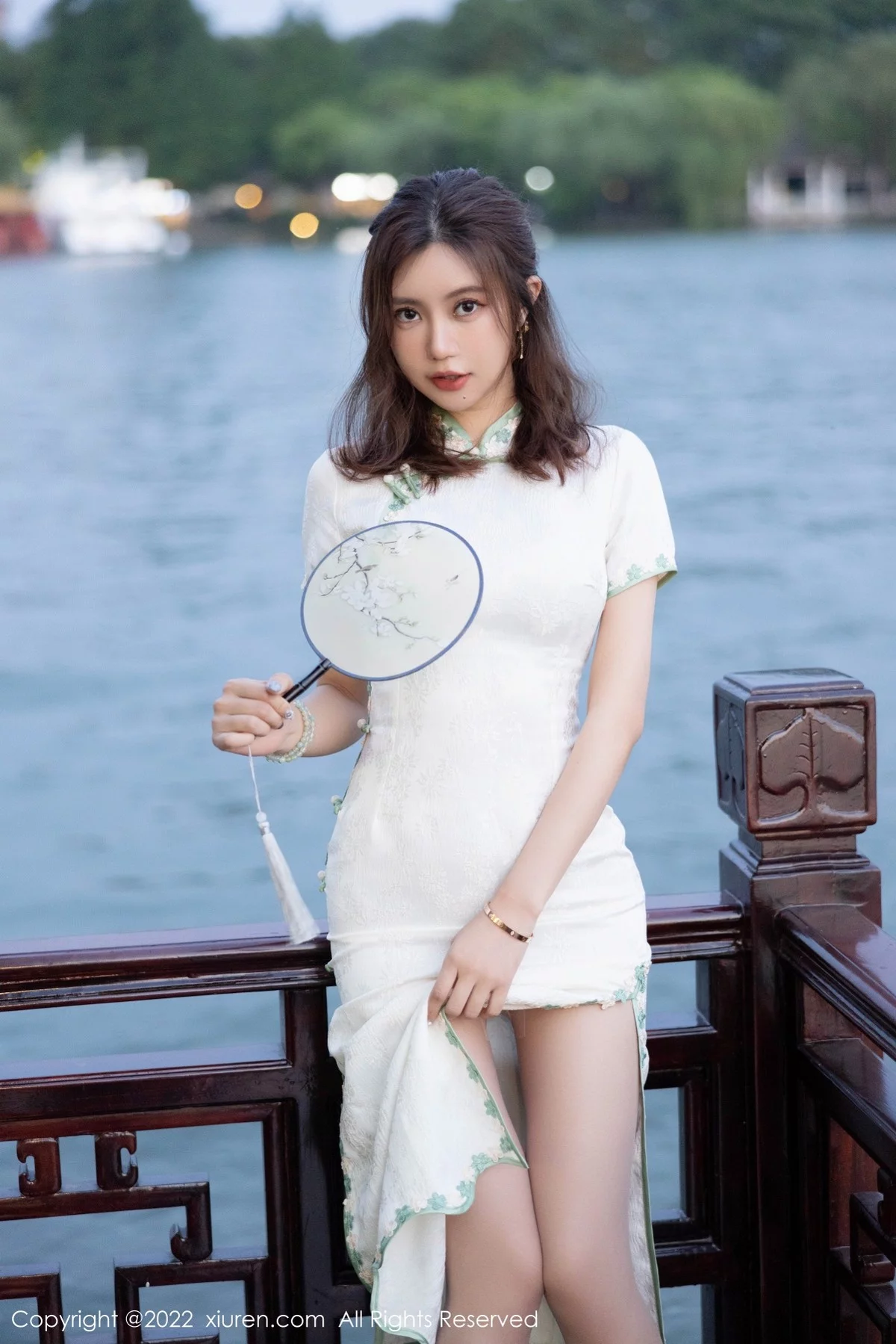 [[XiuRen秀人网]秀人网]No.5468_女神绮里嘉海南心愿旅拍户外性感白色旗袍配原色丝袜诱惑写真92P