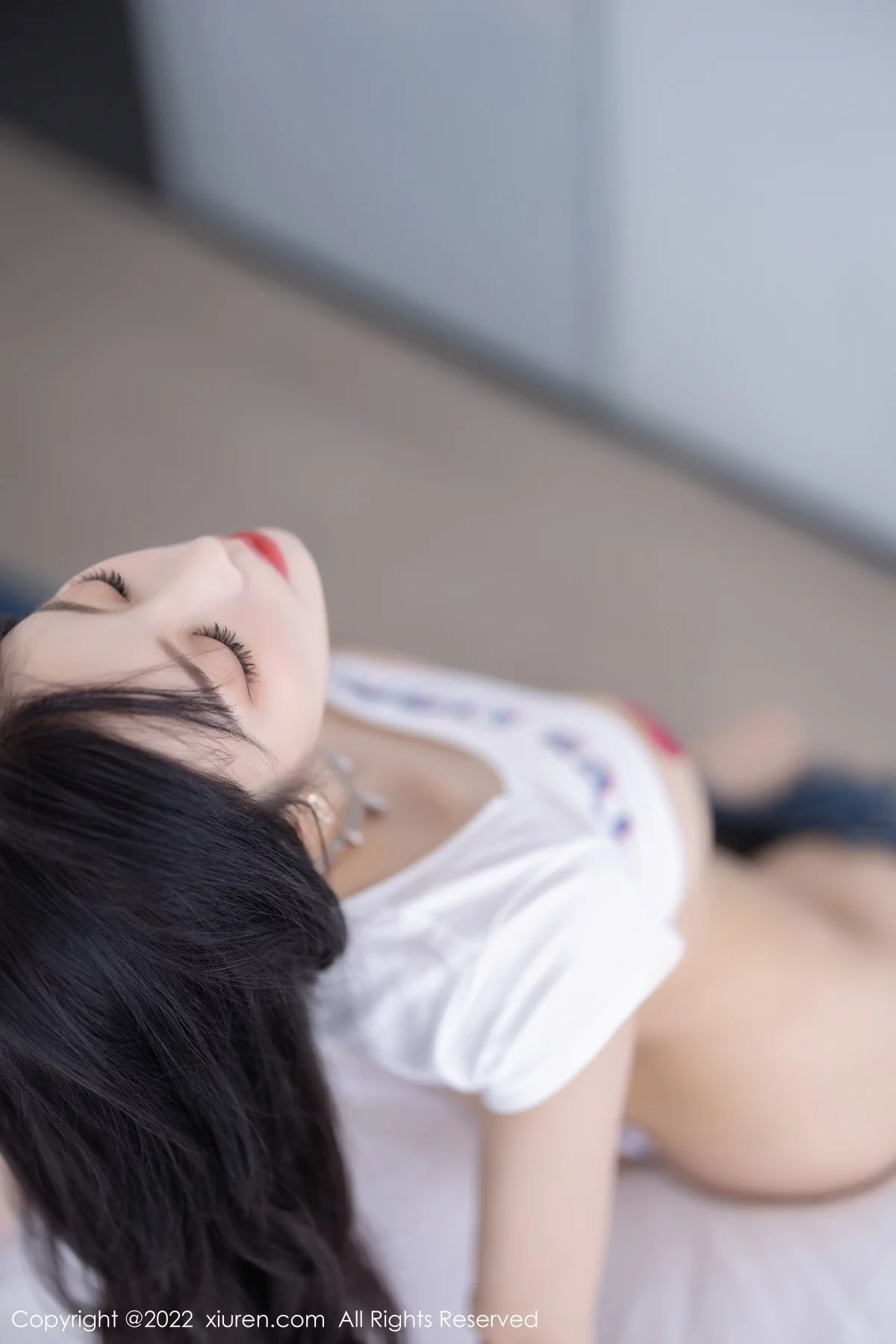 [[XiuRen秀人网]秀人网]No.5551_女神杨晨晨Yome白色半截上衣配牛仔超短裤秀丰腴身材诱惑写真72P