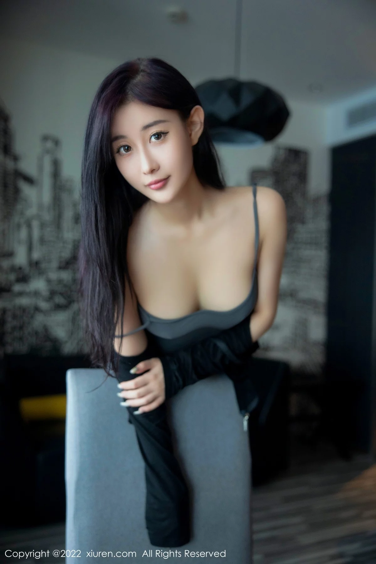 [[XiuRen秀人网]秀人网]No.5553_新人模特顾楚楚maily性感深灰色吊带裙配诱人灰丝完美诱惑写真96P
