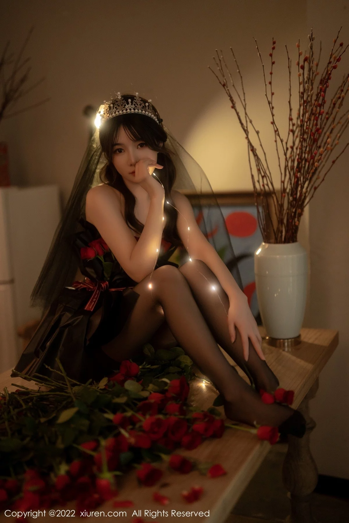 [[XiuRen秀人网]秀人网]No.5552_模特婠婠么私房性感黑色露肩连衣裙配超薄黑丝秀曼妙身材写真74P