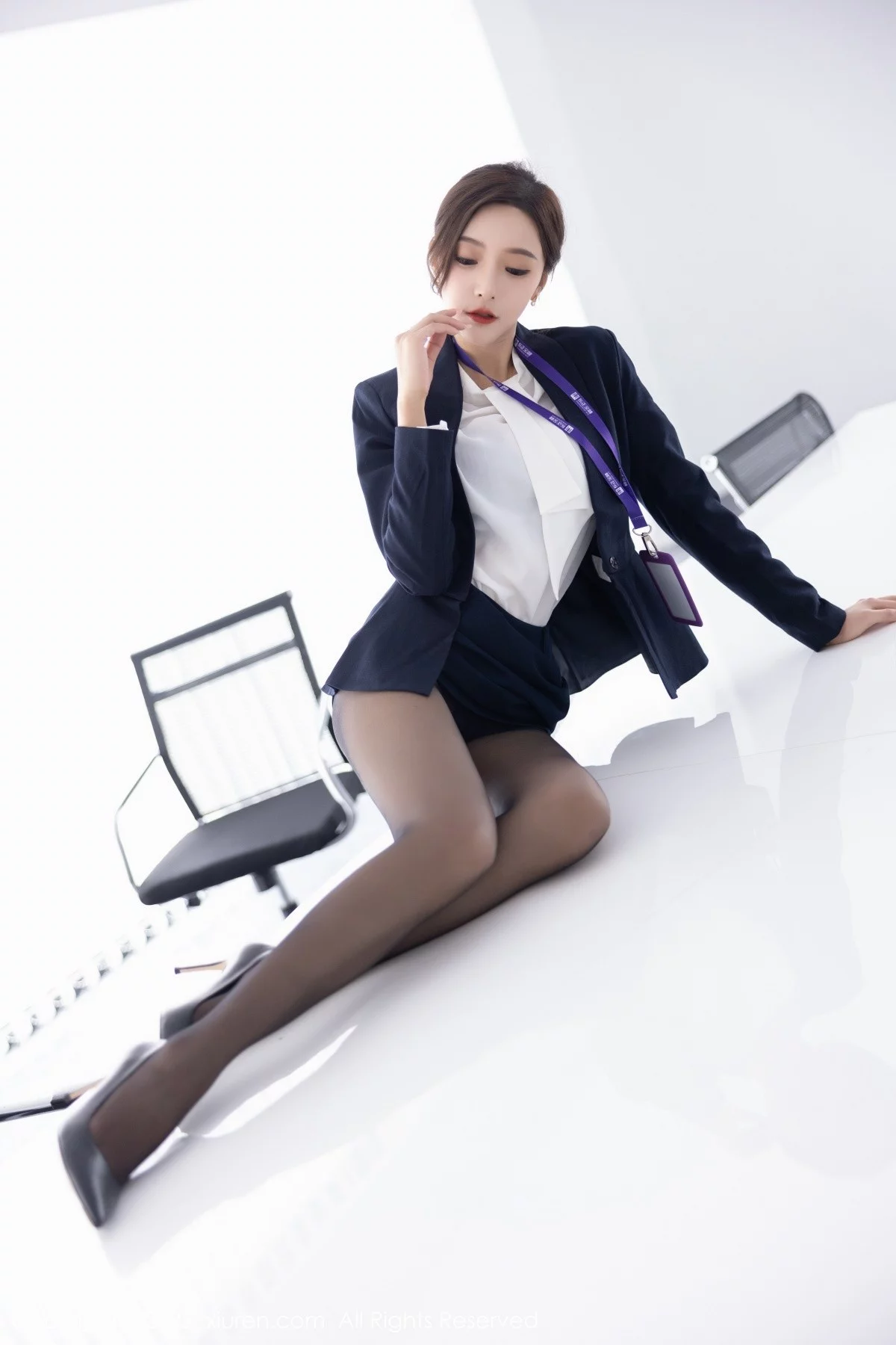 [[XiuRen秀人网]秀人网]No.5563_女神王馨瑶yanni脱OL职业装露性感灰色内衣配超薄黑丝诱惑写真80P