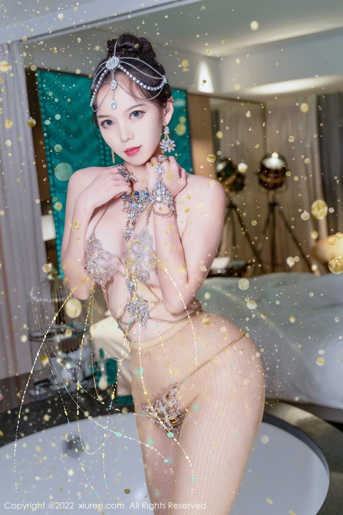 [[XiuRen秀人网]秀人网]No.5559_模特大美妞儿黄金甲主题性感情趣吊带真空秀豪乳翘臀诱惑写真62P