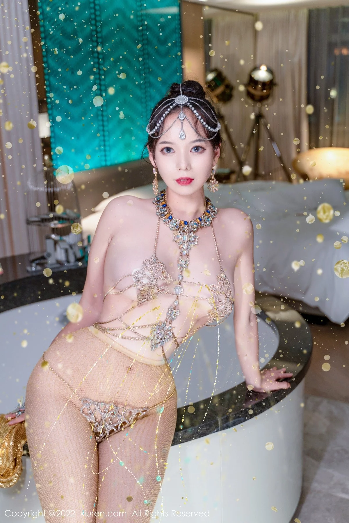 [[XiuRen秀人网]秀人网]No.5559_模特大美妞儿黄金甲主题性感情趣吊带真空秀豪乳翘臀诱惑写真62P