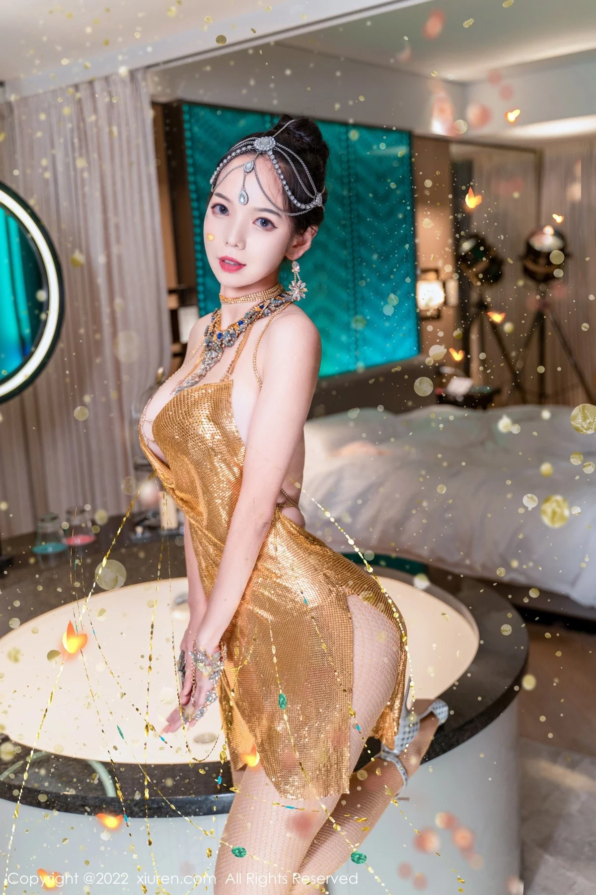 [[XiuRen秀人网]秀人网]No.5559_模特大美妞儿黄金甲主题性感情趣吊带真空秀豪乳翘臀诱惑写真62P
