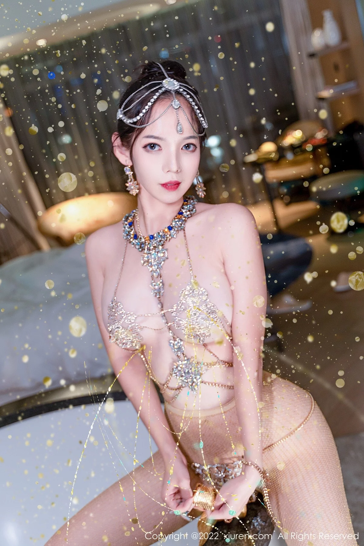 [[XiuRen秀人网]秀人网]No.5559_模特大美妞儿黄金甲主题性感情趣吊带真空秀豪乳翘臀诱惑写真62P