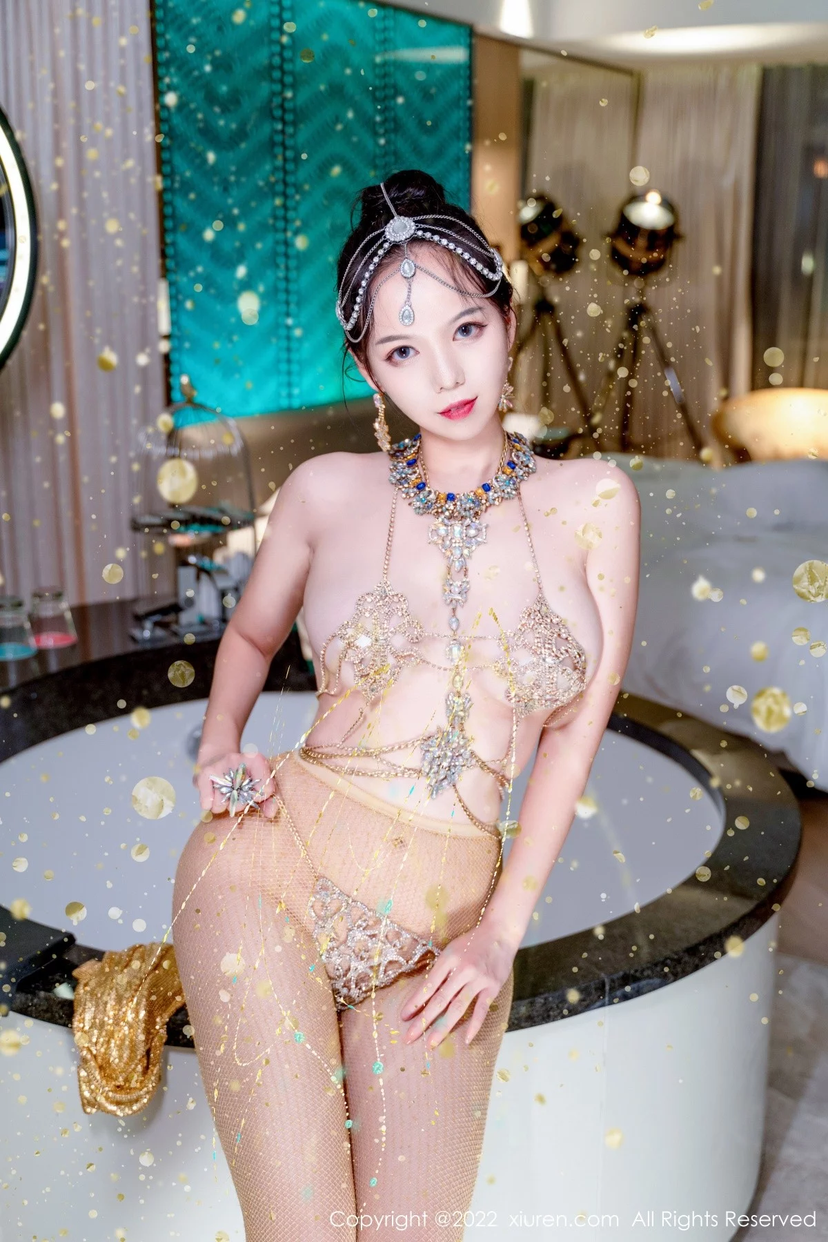 [[XiuRen秀人网]秀人网]No.5559_模特大美妞儿黄金甲主题性感情趣吊带真空秀豪乳翘臀诱惑写真62P