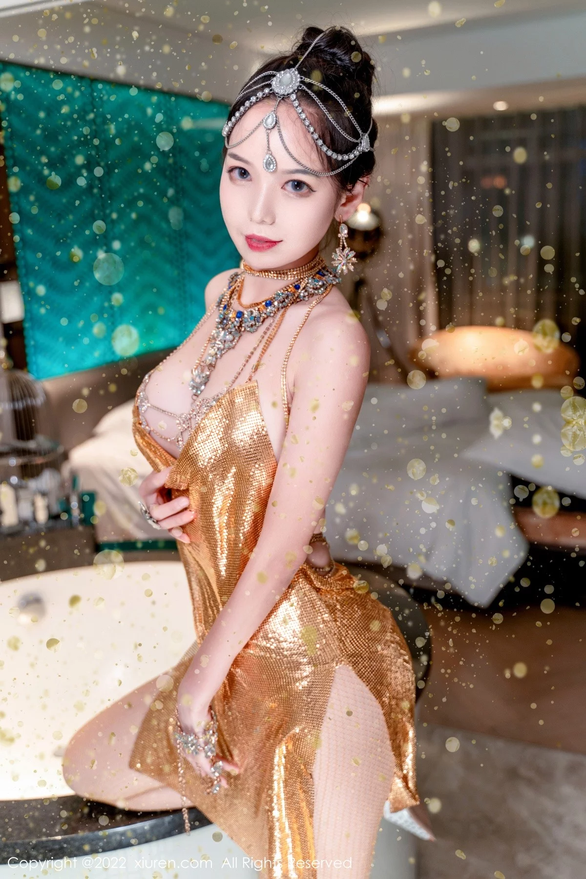 [[XiuRen秀人网]秀人网]No.5559_模特大美妞儿黄金甲主题性感情趣吊带真空秀豪乳翘臀诱惑写真62P
