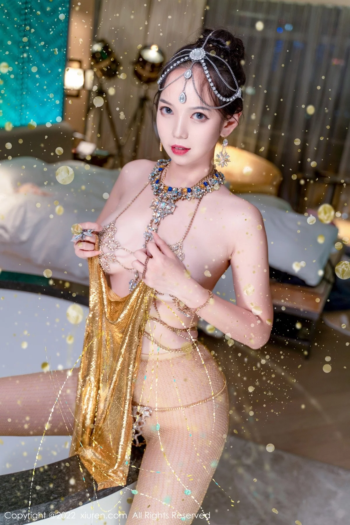 [[XiuRen秀人网]秀人网]No.5559_模特大美妞儿黄金甲主题性感情趣吊带真空秀豪乳翘臀诱惑写真62P