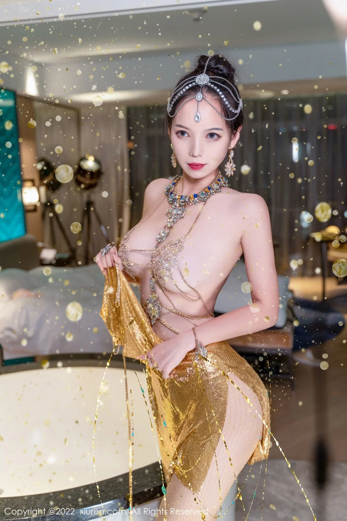 [[XiuRen秀人网]秀人网]No.5559_模特大美妞儿黄金甲主题性感情趣吊带真空秀豪乳翘臀诱惑写真62P