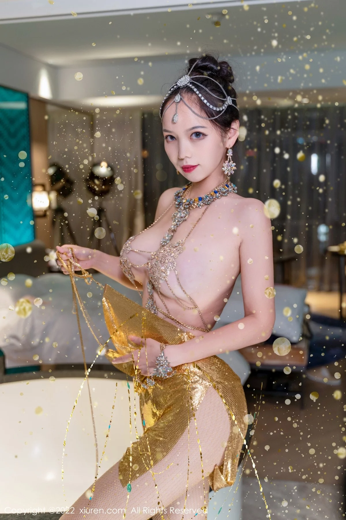 [[XiuRen秀人网]秀人网]No.5559_模特大美妞儿黄金甲主题性感情趣吊带真空秀豪乳翘臀诱惑写真62P