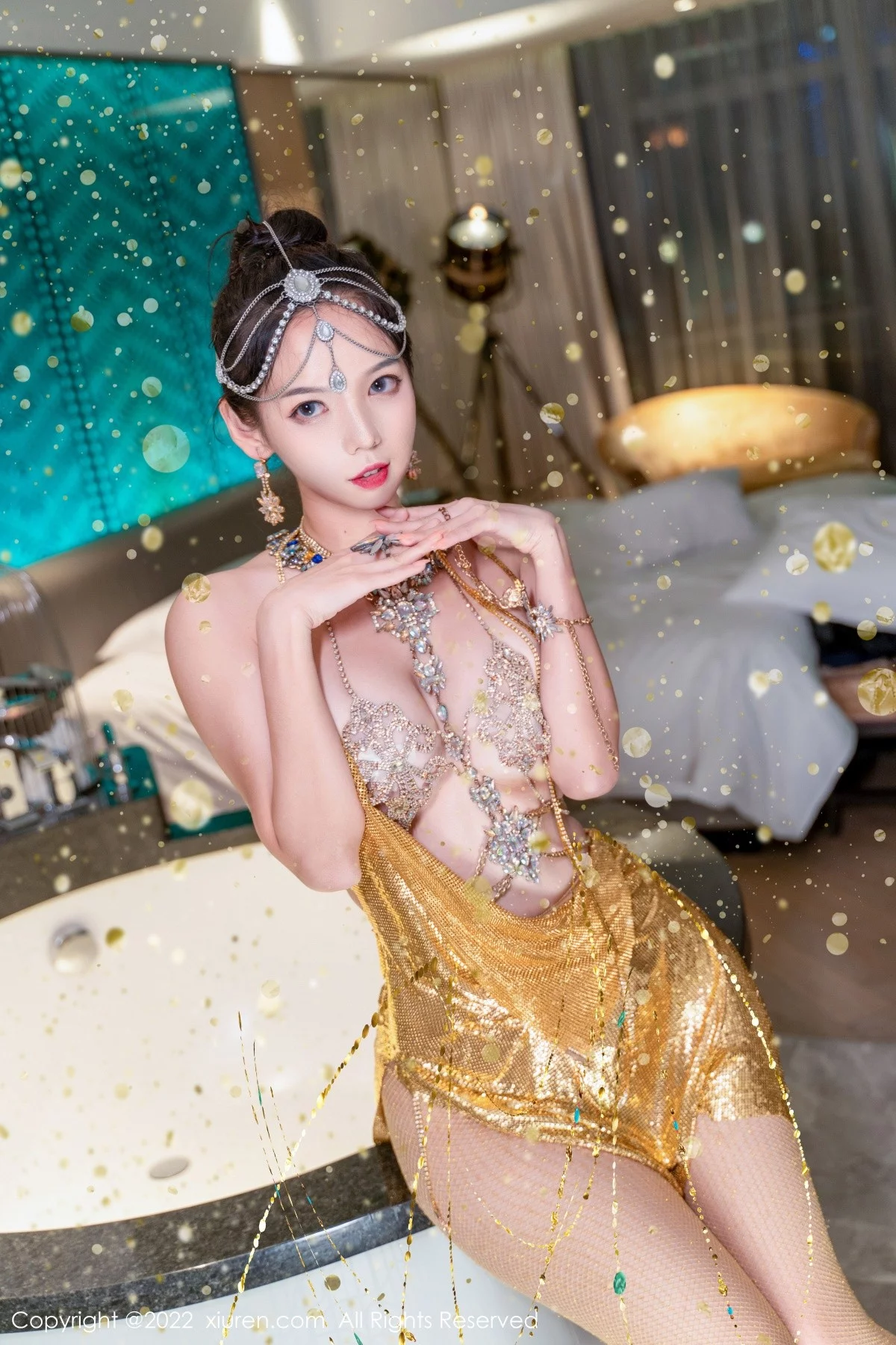 [[XiuRen秀人网]秀人网]No.5559_模特大美妞儿黄金甲主题性感情趣吊带真空秀豪乳翘臀诱惑写真62P