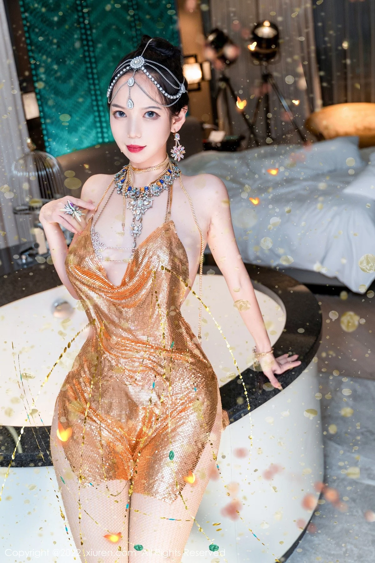 [[XiuRen秀人网]秀人网]No.5559_模特大美妞儿黄金甲主题性感情趣吊带真空秀豪乳翘臀诱惑写真62P