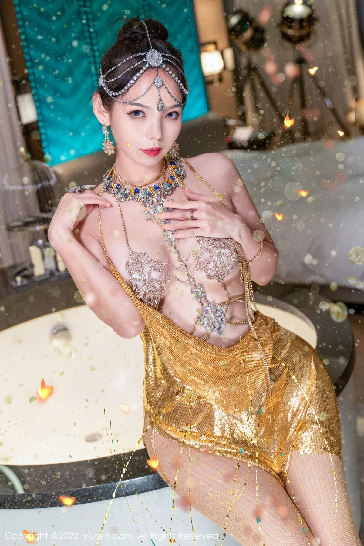 [[XiuRen秀人网]秀人网]No.5559_模特大美妞儿黄金甲主题性感情趣吊带真空秀豪乳翘臀诱惑写真62P