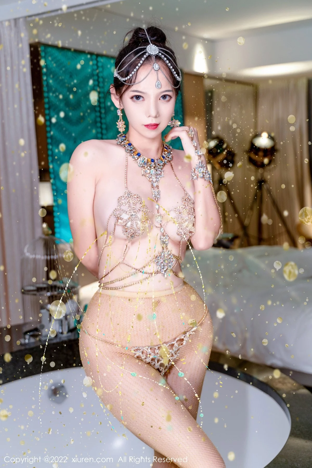 [[XiuRen秀人网]秀人网]No.5559_模特大美妞儿黄金甲主题性感情趣吊带真空秀豪乳翘臀诱惑写真62P