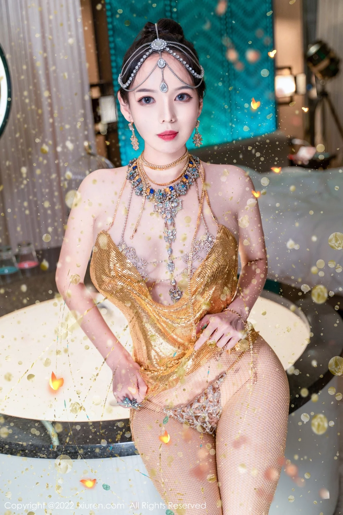 [[XiuRen秀人网]秀人网]No.5559_模特大美妞儿黄金甲主题性感情趣吊带真空秀豪乳翘臀诱惑写真62P