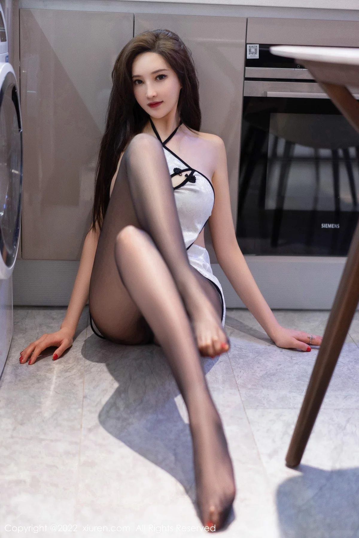 [[XiuRen秀人网]秀人网]No.5572_女神奶瓶土肥圆私房性感白色丝绸布兜配超薄黑丝极致魅惑写真66P