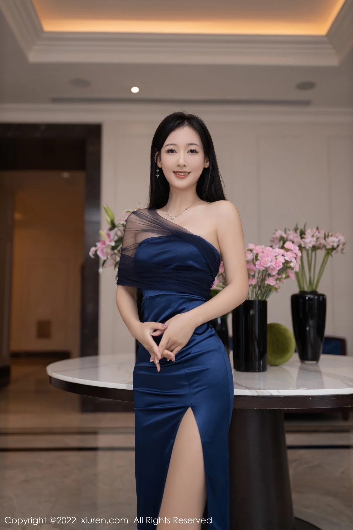 [[XiuRen秀人网]秀人网]No.5581_模特唐安琪性感蓝色露肩连衣裙配超薄无内肉丝惹火诱惑写真80P