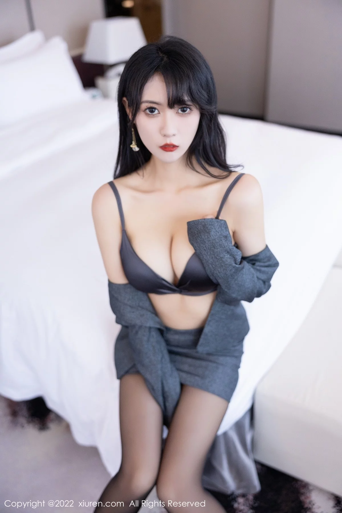 [[XiuRen秀人网]秀人网]No.5575_新人模特林子遥灰色Ol制服装露性感内衣超薄黑丝撩人诱惑写真86P