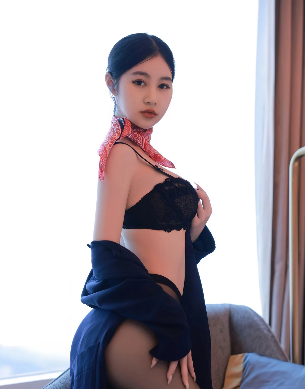 [[XiuRen秀人网]秀人网]No.5579_模特谢晚晚澳门旅拍深蓝色空姐制服半脱露蕾丝内衣诱惑写真61P