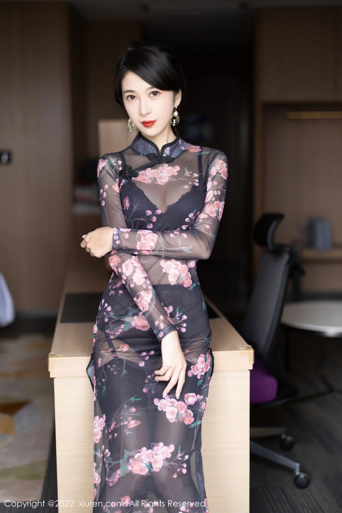 [[XiuRen秀人网]秀人网]No.5585_模特林乐一私房性感轻透花纹旗袍露黑色内衣秀曼妙身材诱惑写真82P
