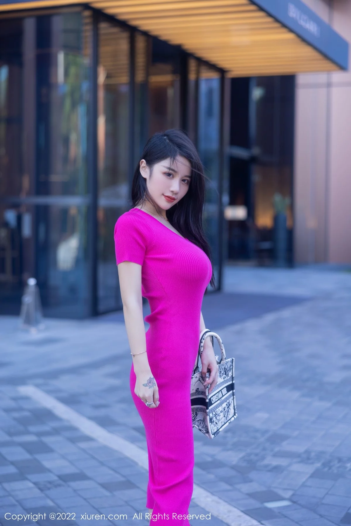 [[XiuRen秀人网]秀人网]No.5582_模特美七Mia西双版纳旅拍性感粉红连衣长裙秀惹火身材诱惑写真81P