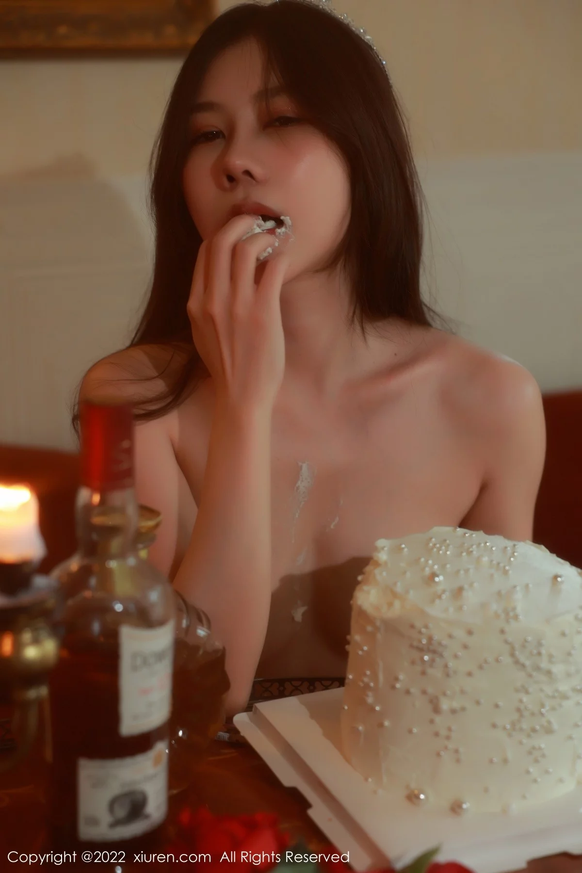 [[XiuRen秀人网]秀人网]No.5584_模特尹甜甜生日派对主题性感闪亮吊带连衣裙秀丰满身材诱惑写真63P