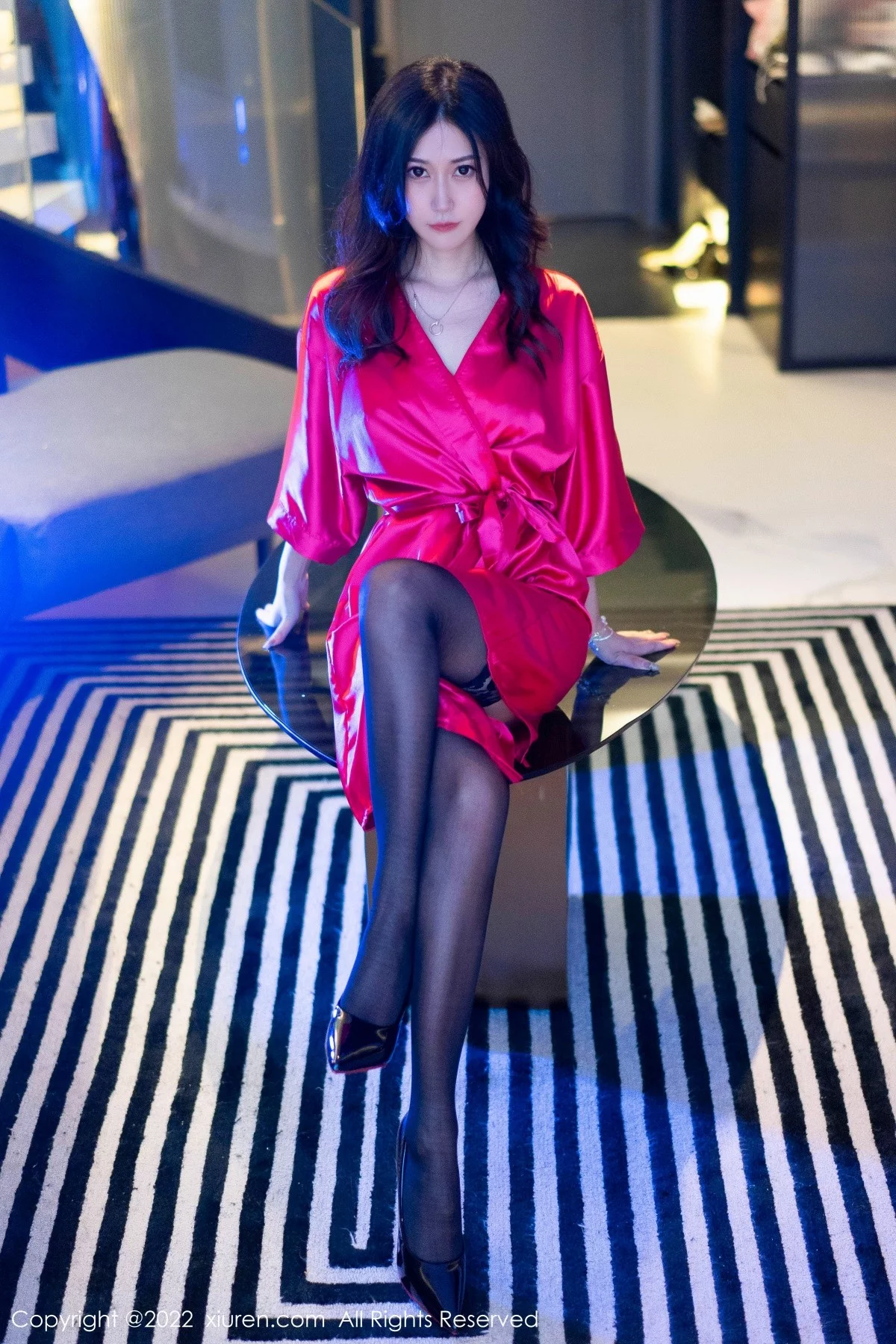 [[XiuRen秀人网]秀人网]No.5586_模特laura阿姣性感红色睡裙露黑色情趣内衣配蕾丝吊袜诱惑写真76P