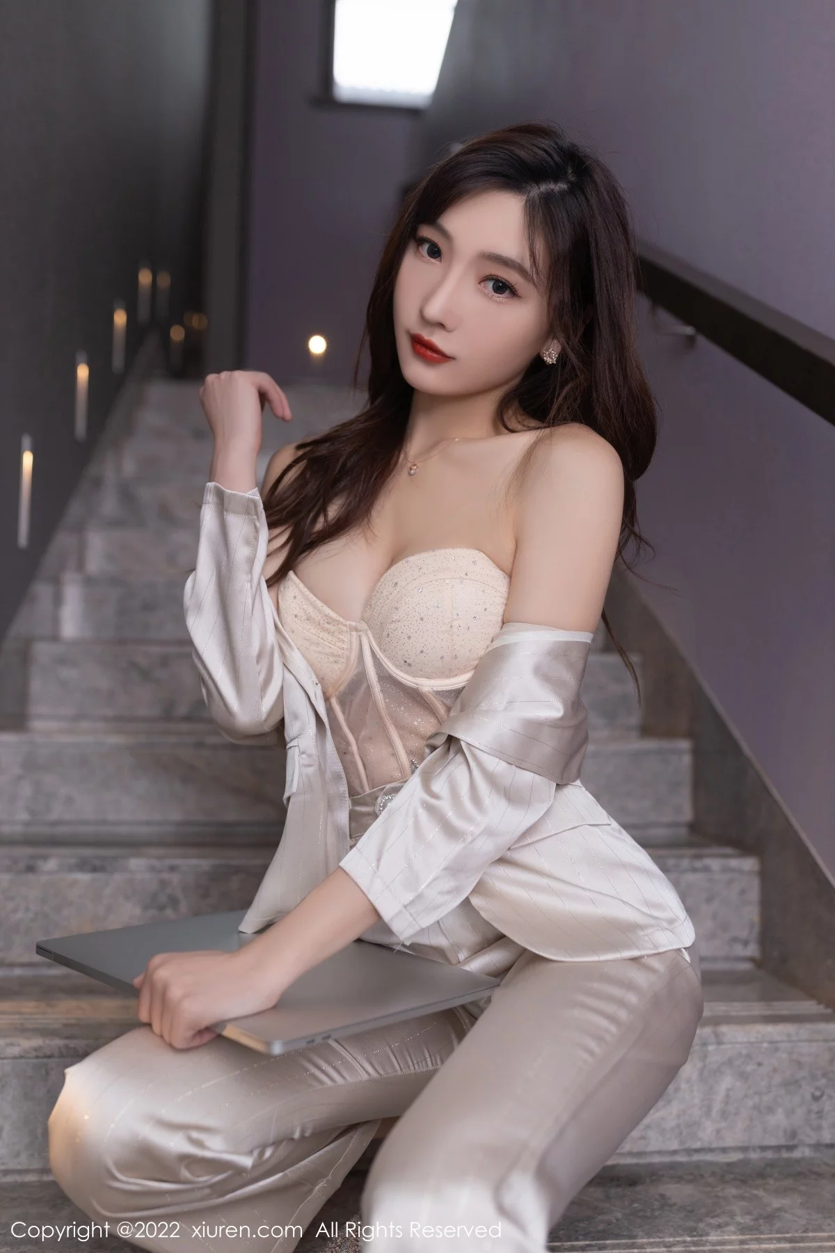 [[XiuRen秀人网]秀人网]No.5594_模特陆萱萱私房脱淡金色职业套装露暖色薄纱内衣迷人诱惑写真78P