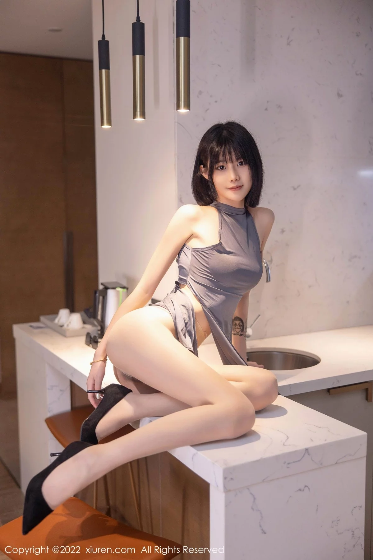 [[XiuRen秀人网]秀人网]No.5482_模特77qiqi私房性感深灰色连衣服饰配超薄肉丝裤袜甜美迷人写真74P
