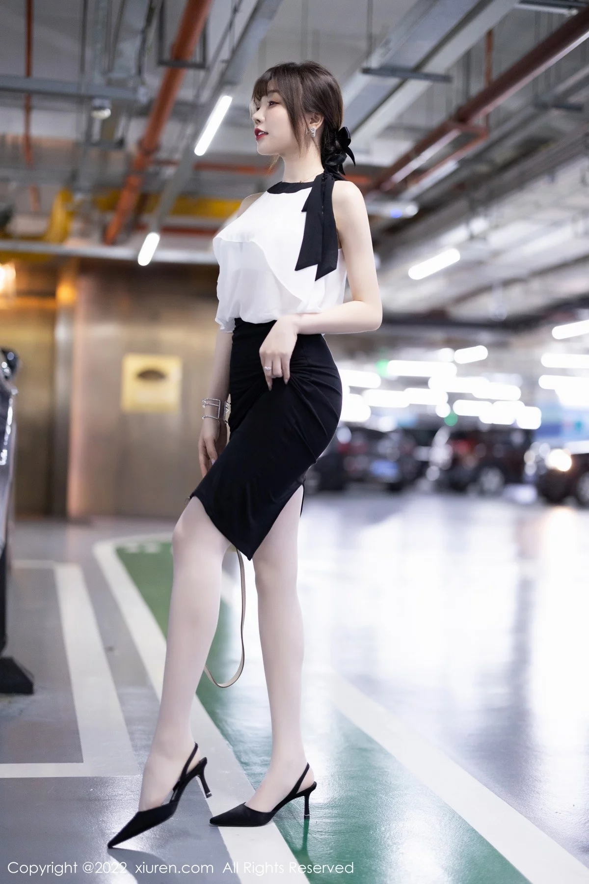 [[XiuRen秀人网]秀人网]No.5500_女神徐莉芝Booty性感服饰配黑短裙露白色内衣原色丝袜诱惑写真80P