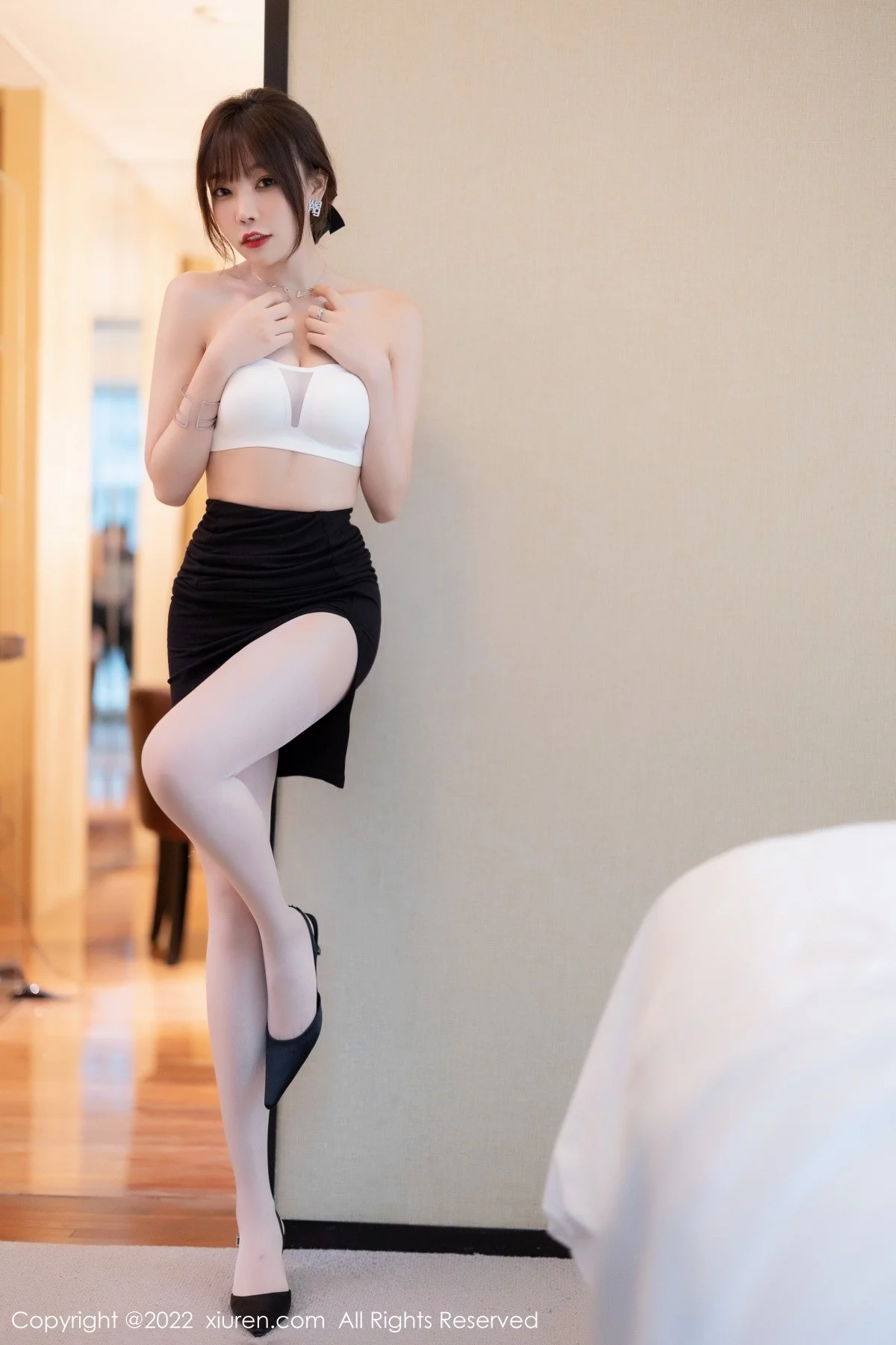 [[XiuRen秀人网]秀人网]No.5500_女神徐莉芝Booty性感服饰配黑短裙露白色内衣原色丝袜诱惑写真80P