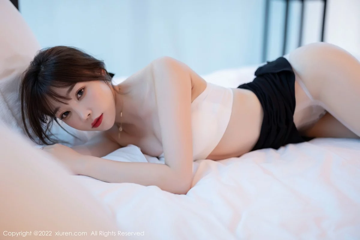 [[XiuRen秀人网]秀人网]No.5500_女神徐莉芝Booty性感服饰配黑短裙露白色内衣原色丝袜诱惑写真80P