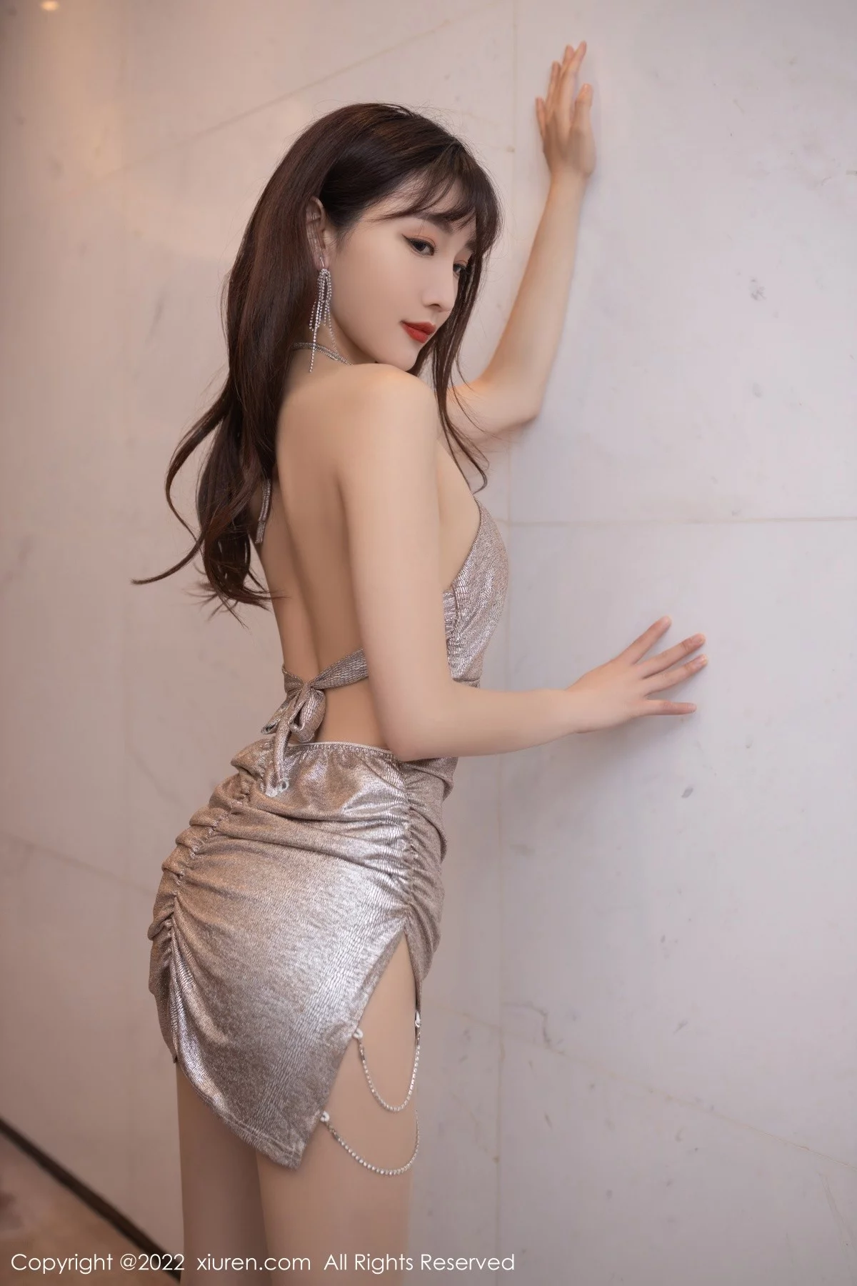 [[XiuRen秀人网]秀人网]No.5630_模特陆萱萱私房性感银色吊带裙配超薄肉丝秀完美身材诱惑写真74P