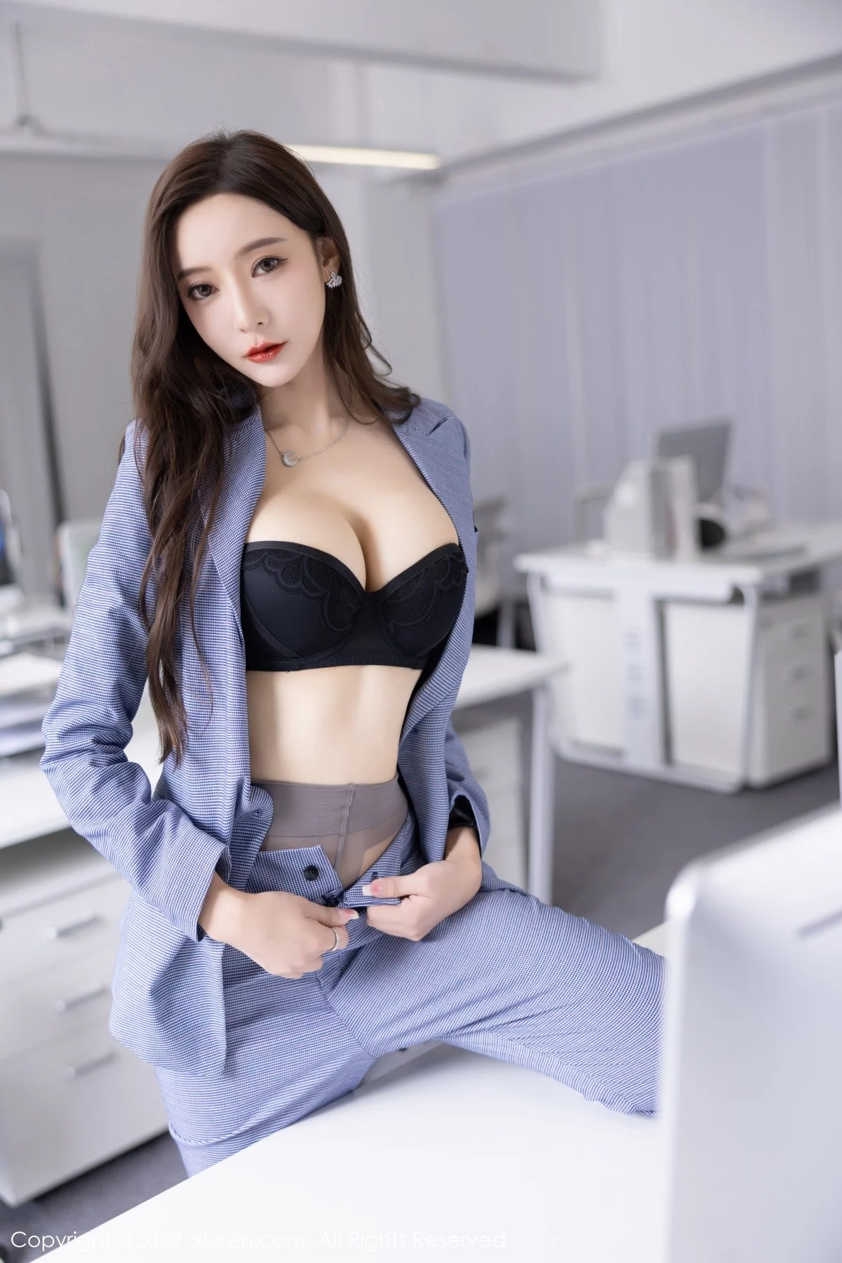 [[XiuRen秀人网]秀人网]No.5629_女神王馨瑶yanni私房脱蓝灰职业装露性感黑色内衣丰满诱惑写真82P