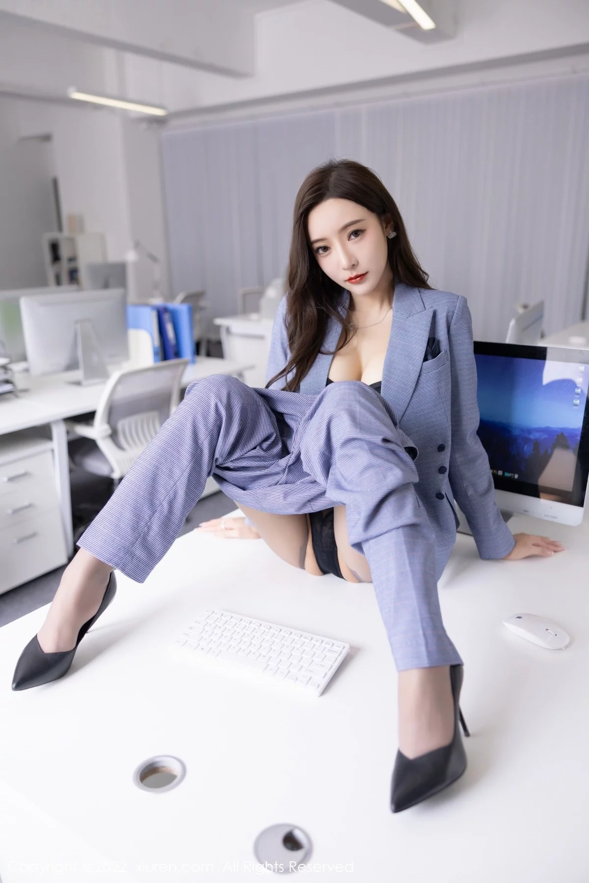 [[XiuRen秀人网]秀人网]No.5629_女神王馨瑶yanni私房脱蓝灰职业装露性感黑色内衣丰满诱惑写真82P
