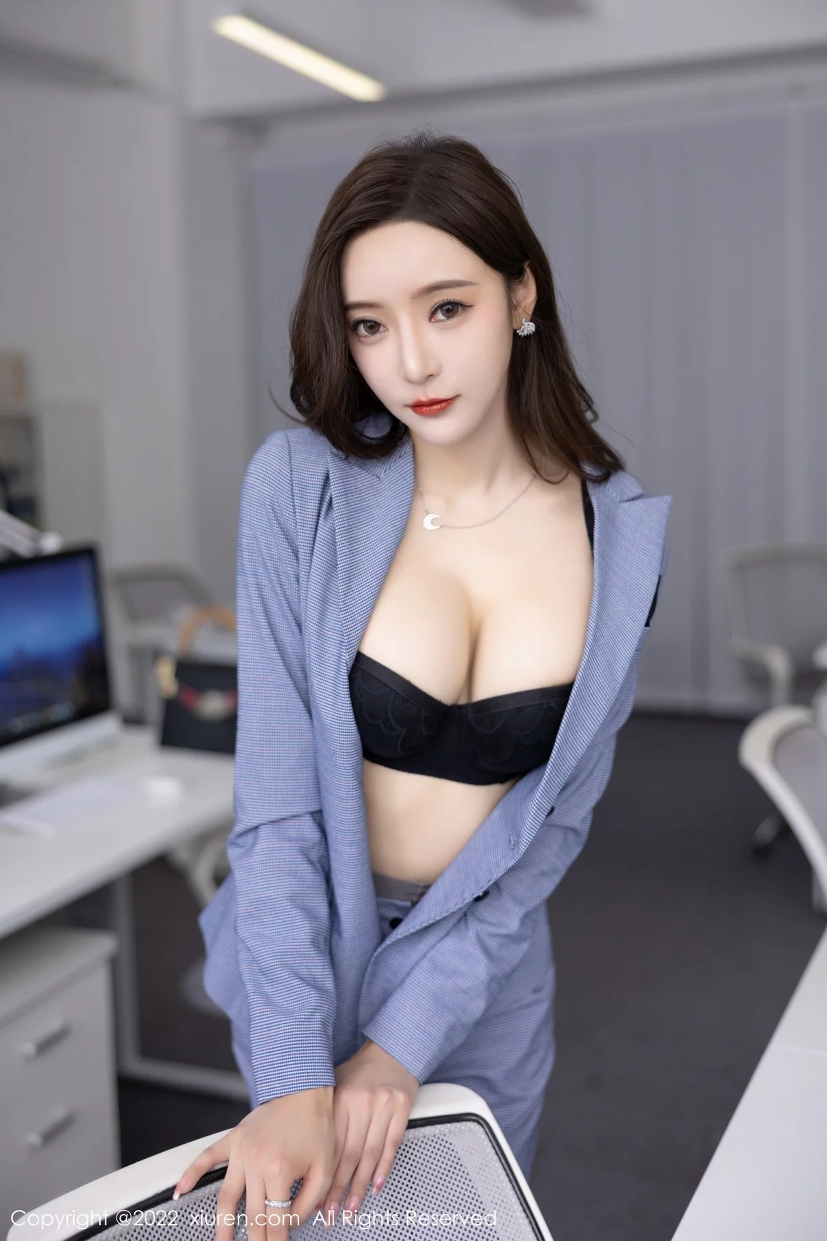 [[XiuRen秀人网]秀人网]No.5629_女神王馨瑶yanni私房脱蓝灰职业装露性感黑色内衣丰满诱惑写真82P