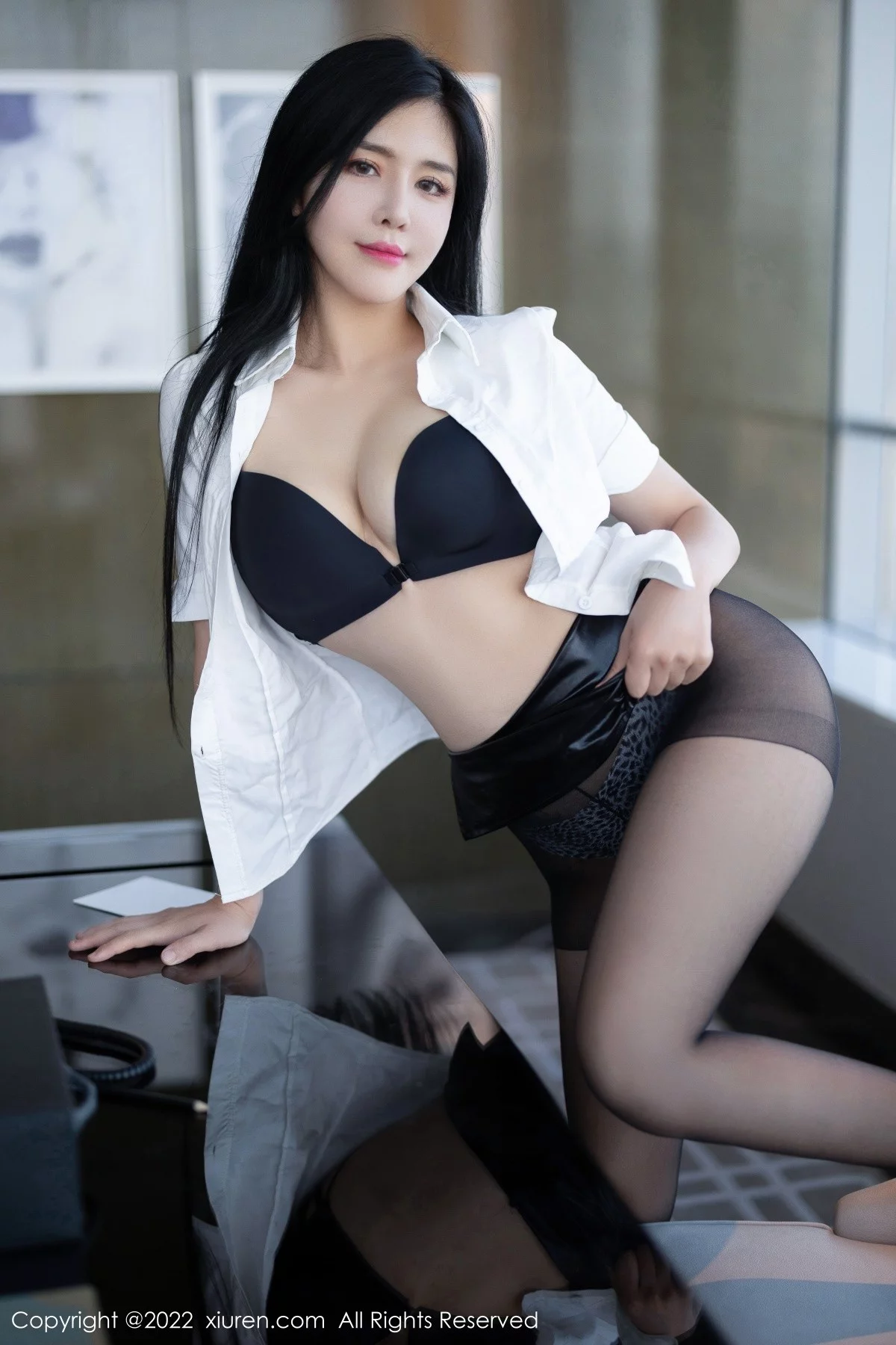 [[XiuRen秀人网]秀人网]No.5635_女神刘钰儿成都旅拍性感白T配黑短裙露开档黑丝极致魅惑写真74P