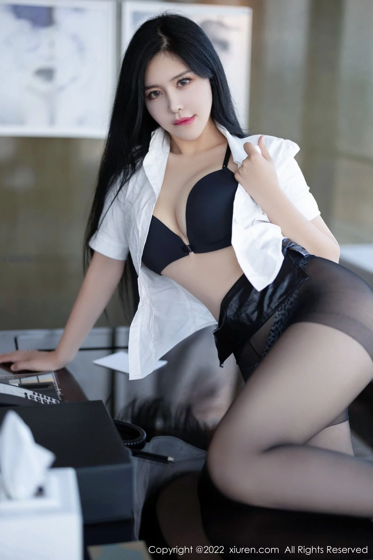 [[XiuRen秀人网]秀人网]No.5635_女神刘钰儿成都旅拍性感白T配黑短裙露开档黑丝极致魅惑写真74P