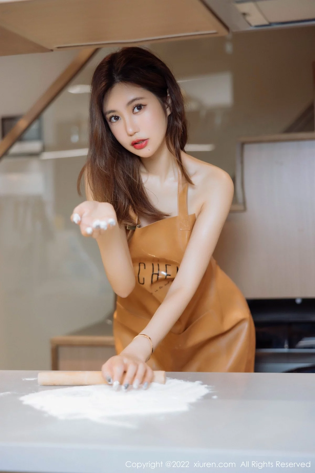 [[XiuRen秀人网]秀人网]No.5634_女神绮里嘉ula淡粉色连衣短裙+性感真空厨娘围裙撩人诱惑写真63P