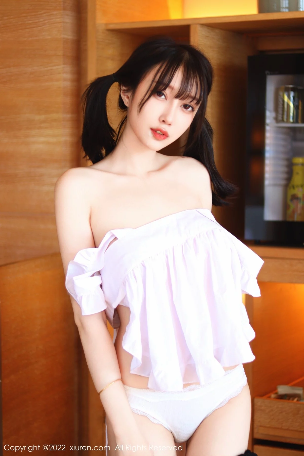 [[XiuRen秀人网]秀人网]No.5633_模特玥儿玥er香格里拉旅拍白色女仆服露豪乳遮点惹火诱惑写真54P