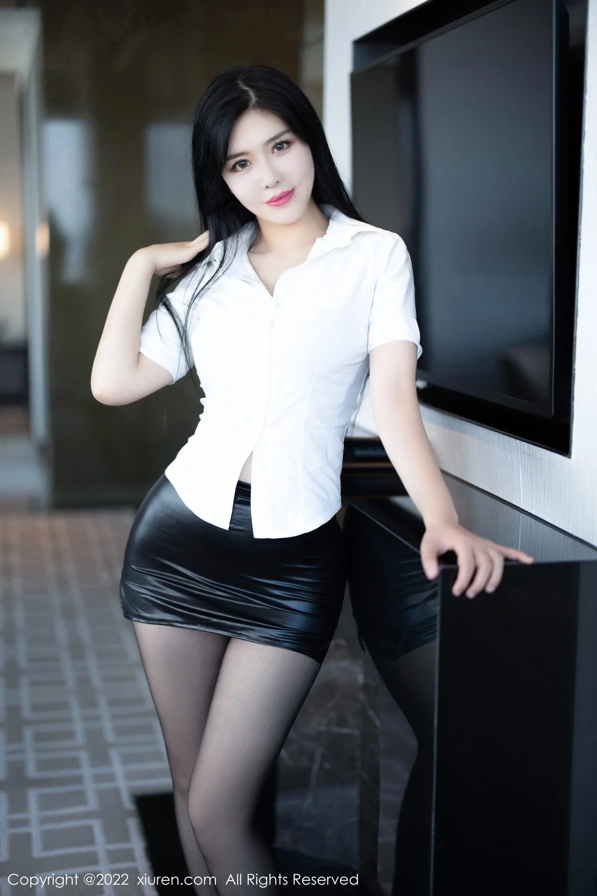 [[XiuRen秀人网]秀人网]No.5635_女神刘钰儿成都旅拍性感白T配黑短裙露开档黑丝极致魅惑写真74P
