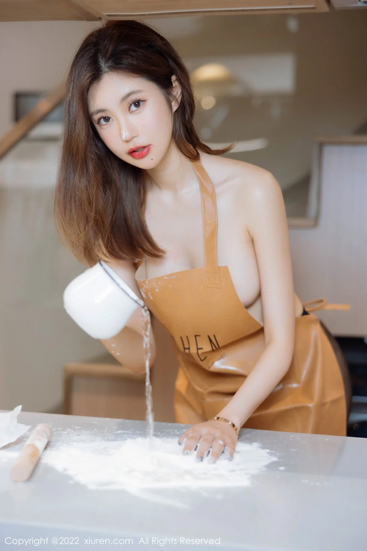 [[XiuRen秀人网]秀人网]No.5634_女神绮里嘉ula淡粉色连衣短裙+性感真空厨娘围裙撩人诱惑写真63P