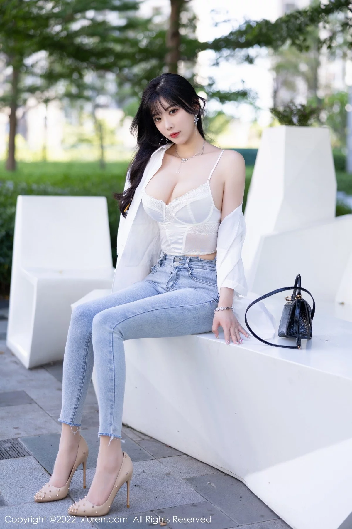 [[XiuRen秀人网]秀人网]No.5614_女神杨晨晨Yome私房半脱露白色内衣配无内肉丝迷人诱惑写真83P