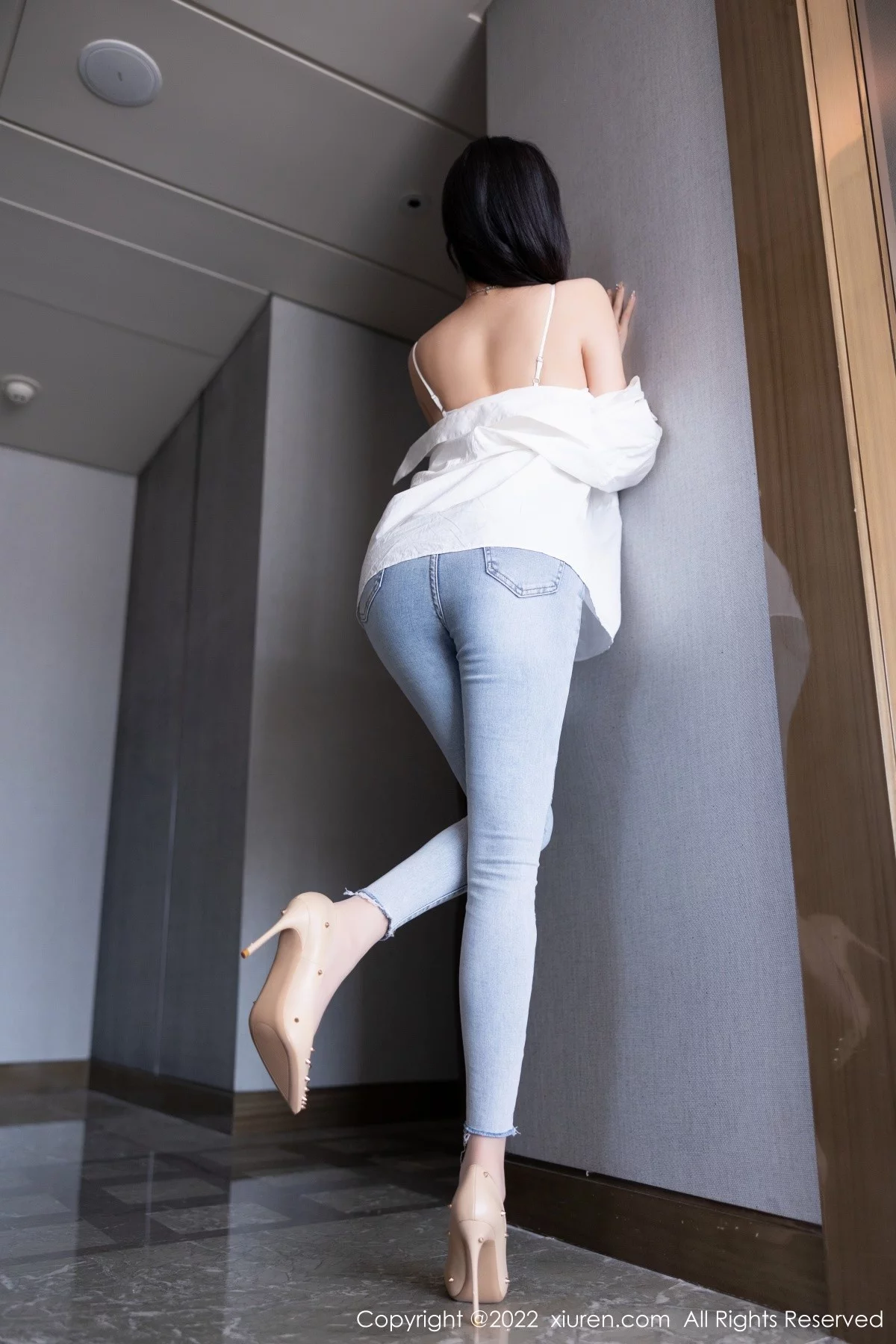[[XiuRen秀人网]秀人网]No.5614_女神杨晨晨Yome私房半脱露白色内衣配无内肉丝迷人诱惑写真83P