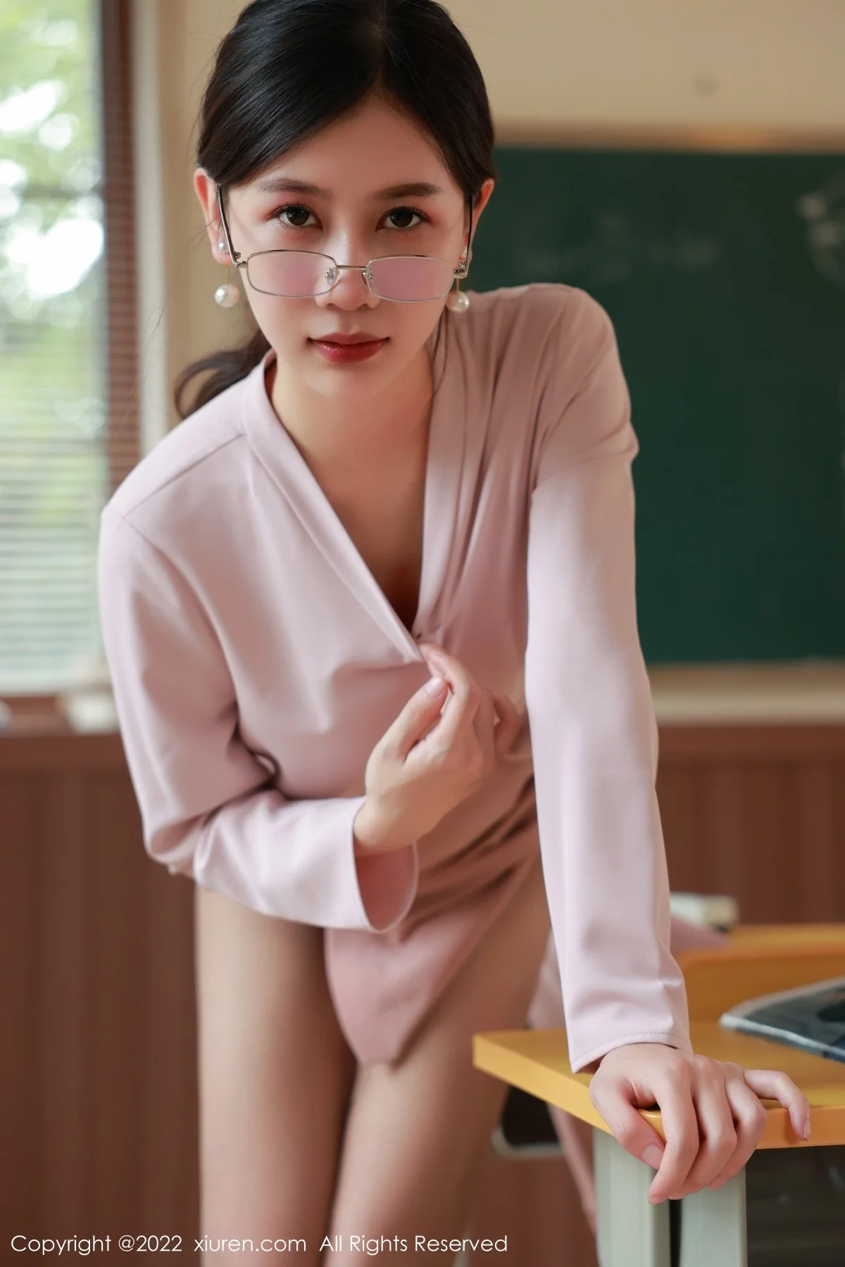 [[XiuRen秀人网]秀人网]No.5617_模特尹甜甜教师角色扮演性感浅色套装配灰丝裤袜迷人诱惑写真56P