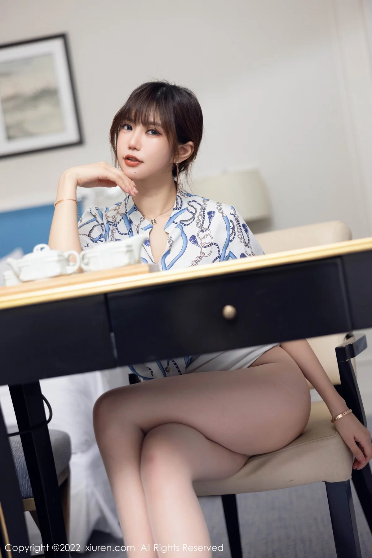 [[XiuRen秀人网]秀人网]No.5775_女神绮里嘉ula性感图案T恤配白色短裙露原色丝袜撩人诱惑写真102P
